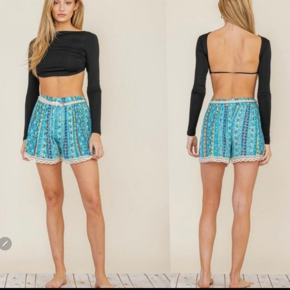 New Adorable Vibrant Boho Floral Print Shorts With Weaved Belt - Picture 2 of 6